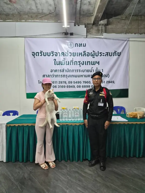 Handing over donations at the Bangkok flood relief collection point in Din Daeng